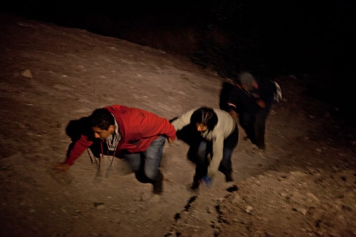 Trabajo en equipo, juntos terminan la Caminata Nocturna. Foto: EcoAlberto