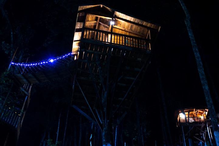 Cabaña alumbrada de noche. Foto Kali Tree Facebook