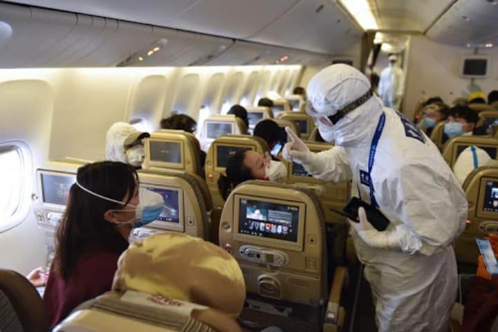 Conoce el riesgo de contagio de COVID-19 en un avión Foto Archivo