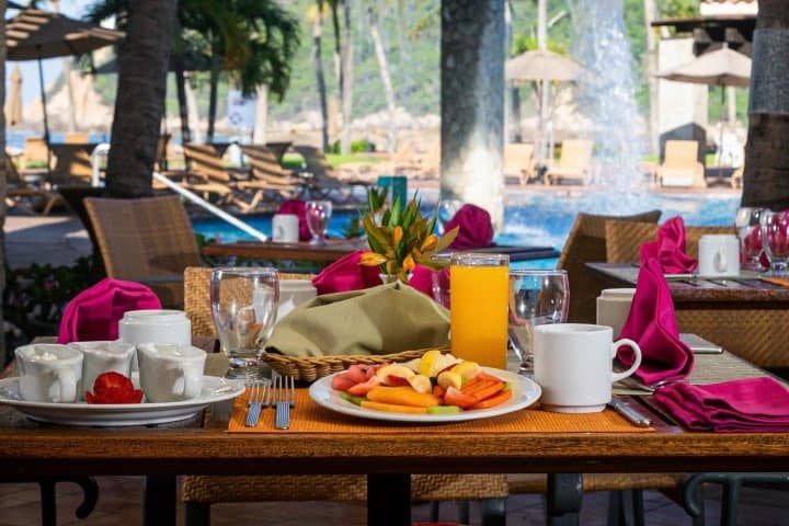 Disfruta de un desayuno junto a la alberca Foto: Pierre Mundo Imperial | Facebook