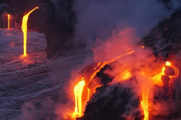 Dónde la lava se hunde en el mar Foto greenlandview | instagram