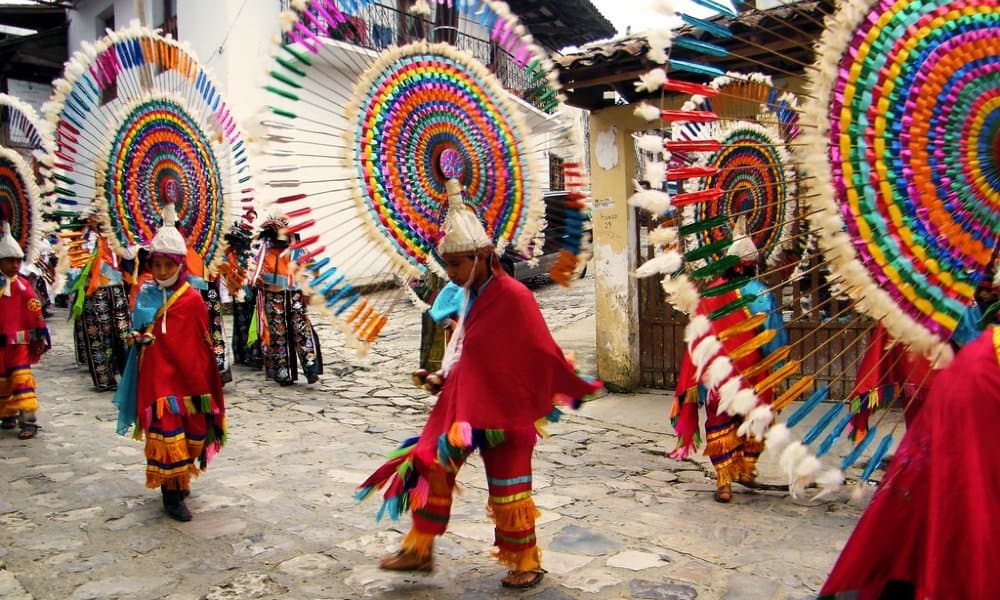 La vestimenta característica de los danzantes. Foto: Cuetzalan Mágico.