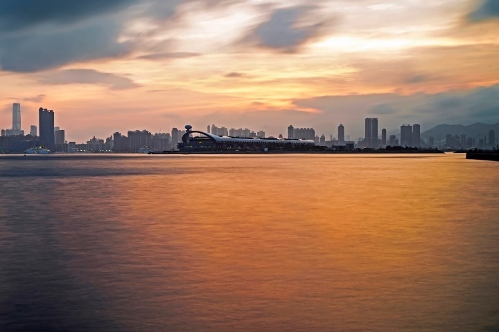 Vista de la Terminal Kai Tak Cruise; uno de los puertos de Hong Kong Foto mmlkwan