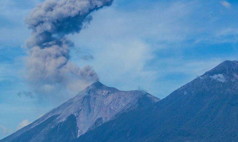 El Volcán de Fuego en Guatemala único en su especie El Souvenir — free download