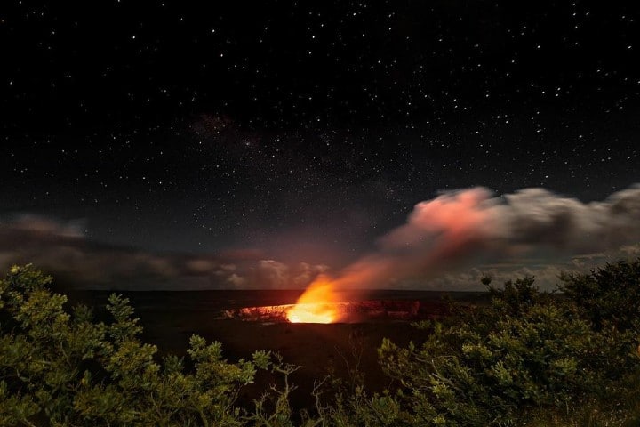 Volcán Kilauea de noche Foto tamara_poppy_mitchell | instagram
