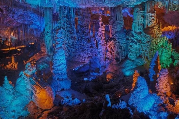 Cueva de Absalom iluminada Foto: Visit Israel | Instagram