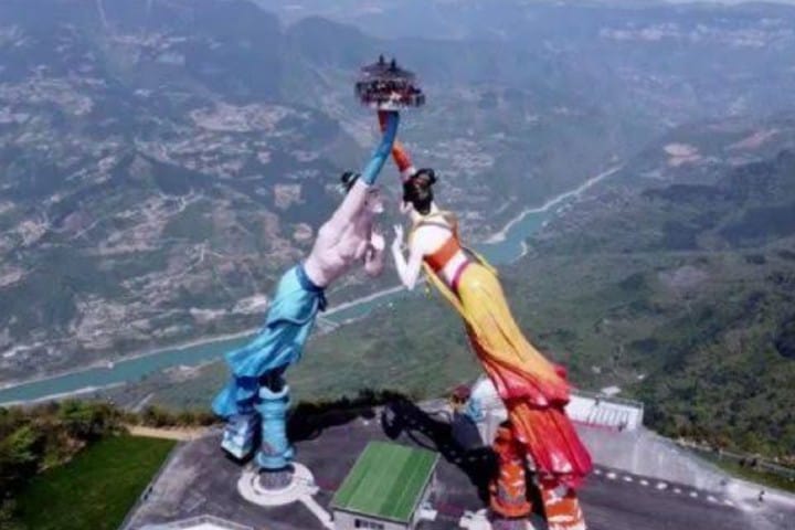 El reencuentro de un amor en The Flying Kiss, el imponente mirador de China. Foto: Xiaxiaoqlang