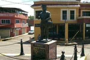 Estatua de Jaimito el Cartero: un orgullo de Tangamandapio El Souvenir
