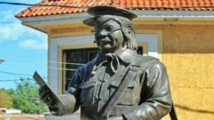 Estatua de Jaimito el Cartero: un orgullo de Tangamandapio El Souvenir