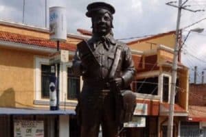 Estatua de Jaimito el Cartero: un orgullo de Tangamandapio El Souvenir