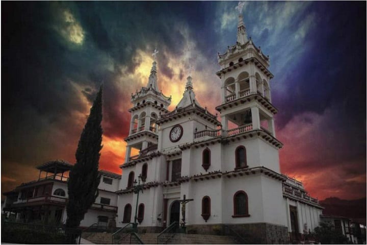Un bello atardecer en la bella Parroquia de San Cristóbal. Foto: Jesús Roberto Duarte