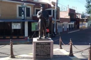 Estatua de Jaimito el Cartero: un orgullo de Tangamandapio El Souvenir