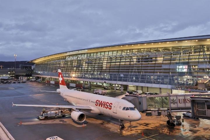 Aerolinia Swiss en el aeropuerto de Zúrich Foto: Europa Press