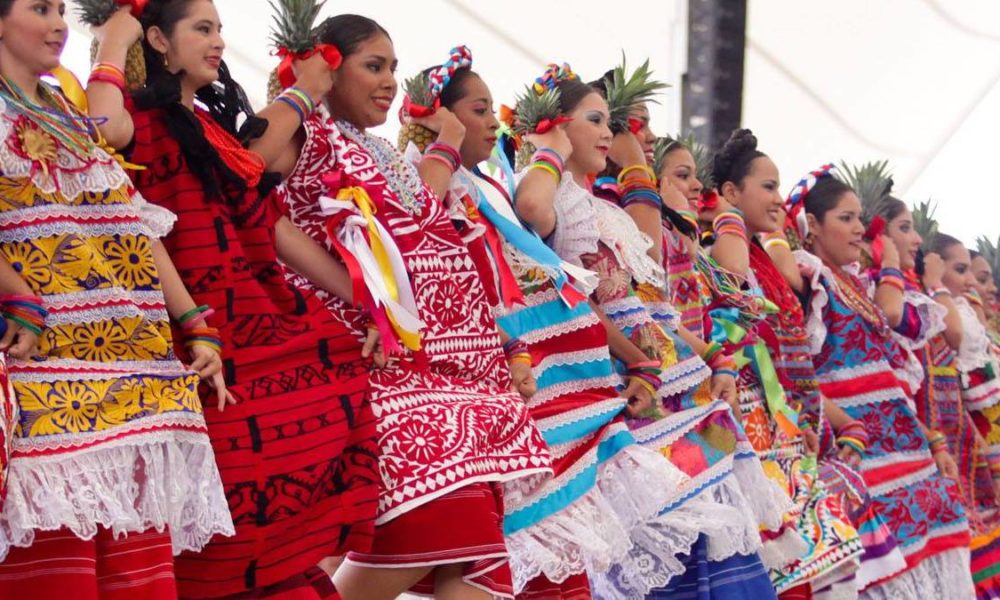 Baile oaxaqueño Flor de Piña admira la belleza de las mujeres mexicanas Baile oaxaqueño Flor de Piña admira la belleza de las mujeres mexicanas
