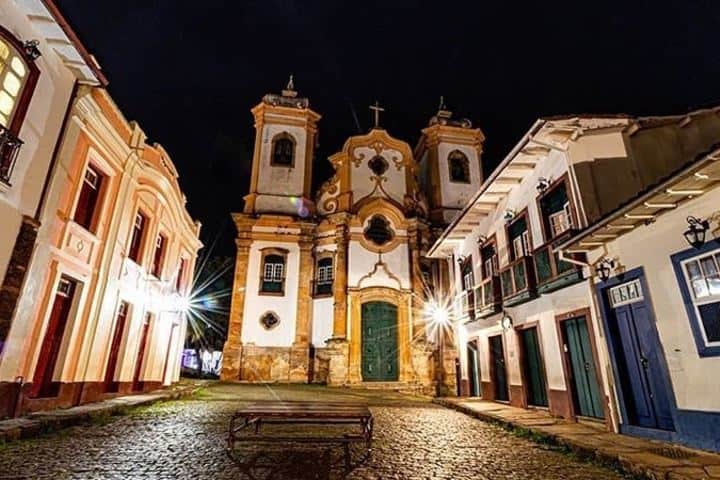 El conjunto arquitectónico cerca de la entrada a las Iglesias muestra la parte histórica del sitio Foto ouropreto_