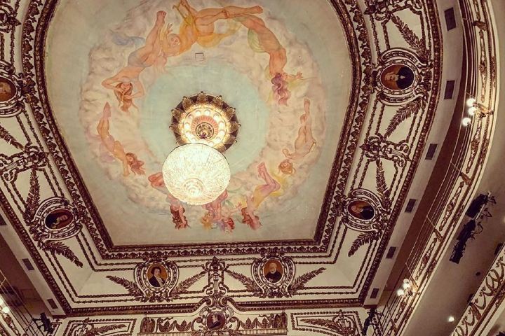 En el Teatro Macedonio Alcalá encontrarás fantásticos acabados en la bóveda. Foto: jellloya