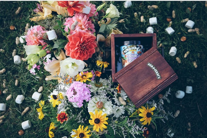 El entierro de un derretido en la fábrica de helados Foto: Ben & Jerry's | Facebook