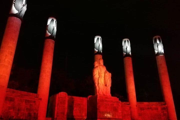 Iluminación nocturna  en el altar a la patria Foto: Paoo4