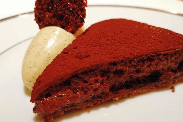 La-famosa-tarta-de-cocoa-con-helado-de-vainilla-Foto-searching_for_savour-Instagram
