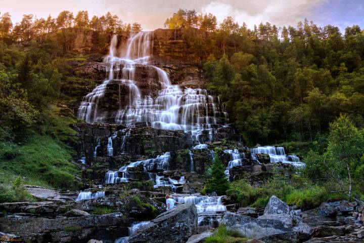 Tienes que conocer la Cascada Tvindefossen. Foto: Jimmy Johansen