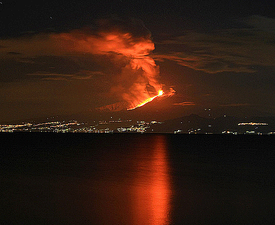 Volcan Etna en erupción 