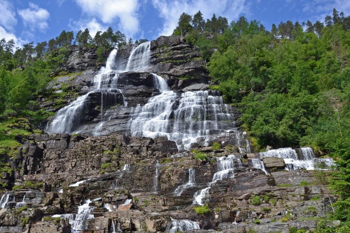 Formaciones rocosas de la Cascada tvindefossen. Foto: fotocommunity