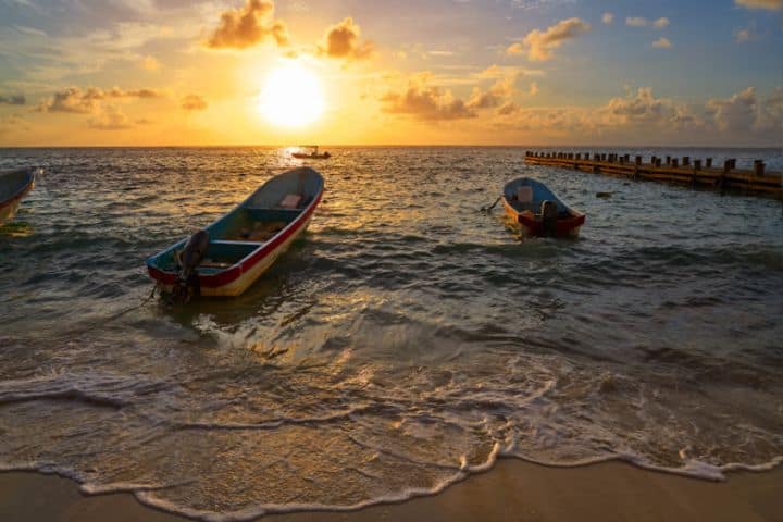 Amanecer Riviera Maya Caribe México Foto: FreePik. Destinos con Cabañas en México