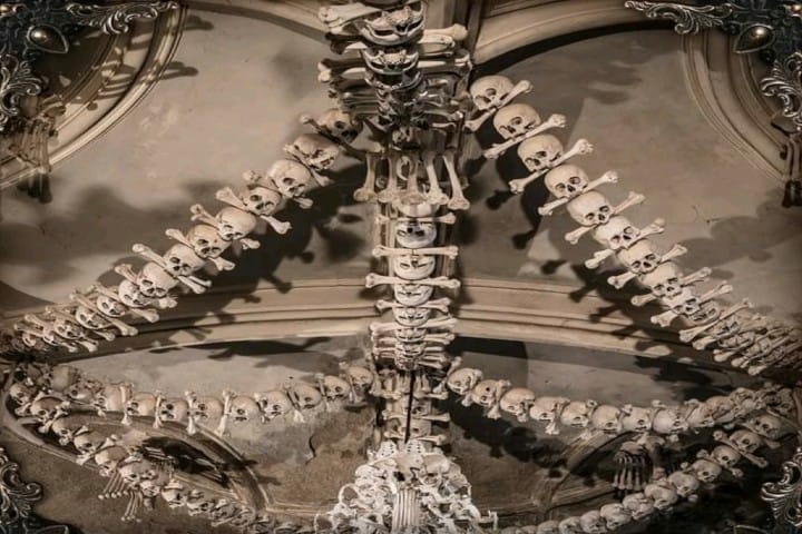Una terrorífica decoración con huesos Foto: Gerardo Flores | Facebook
