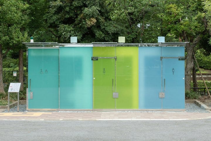 Baños transparentes de Tokio. Foto: Teknófilo