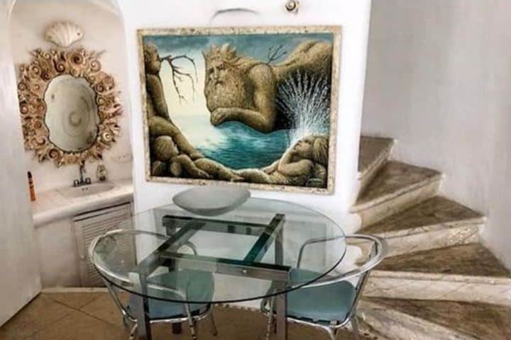 Hay adornos hermosos en la escalera dentro de la Casa Caracol. Foto: sweptawaytravel