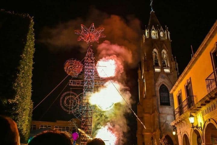 La quema de los castillos en la Feria de Moroleón, Guanajuato es una tradición. Foto: moroleon_guanajuato