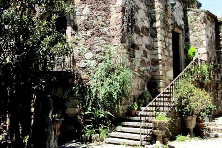 Esta escalinata es de lo que queda de la hacienda. Foto: minepao
