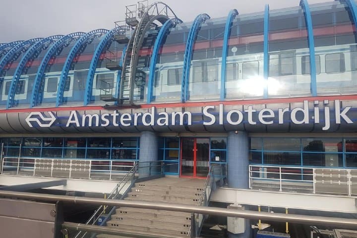 La Estación Sloterdijk se ubica a un lado de este grandioso hostal. Foto: Noemí Sánchez