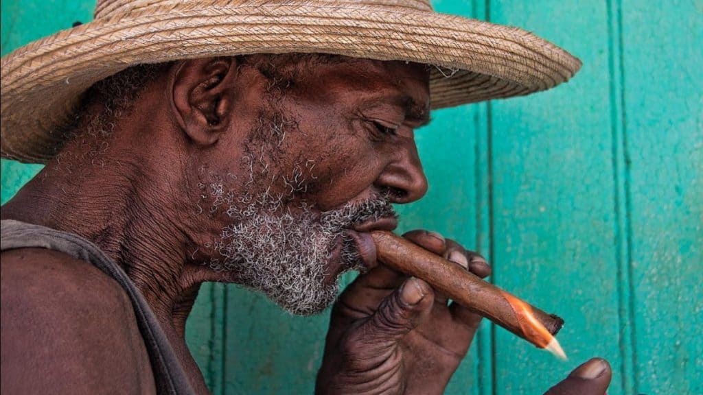Un habano de Cuba se disfruta bien. Foto: Pinterest