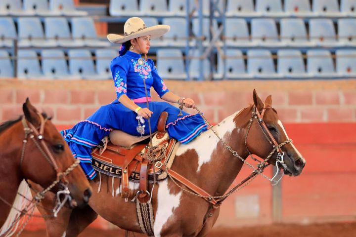 Víspera de Todos los Santos saludo Abundancia Entre listones y caballos: trajes de escaramuza y listones, típicos de  Jalisco | El Souvenir