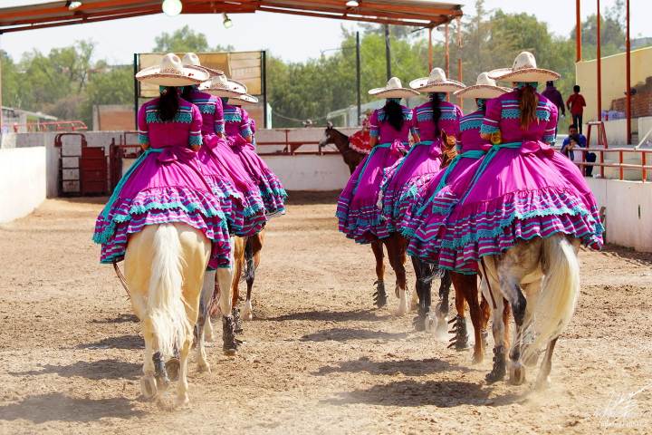 Entre listones y caballos: trajes de escaramuza y listones, típicos de  Jalisco | El Souvenir