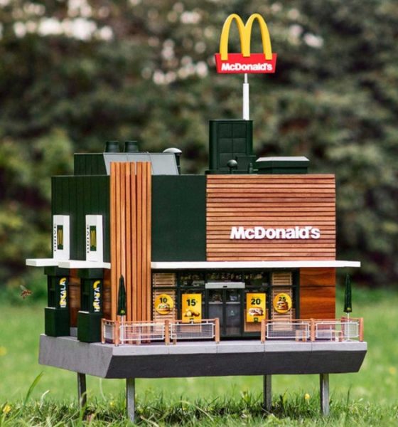 El McDonald's más pequeño del mundo es para las abejas. Foto: Hyper and Hyper