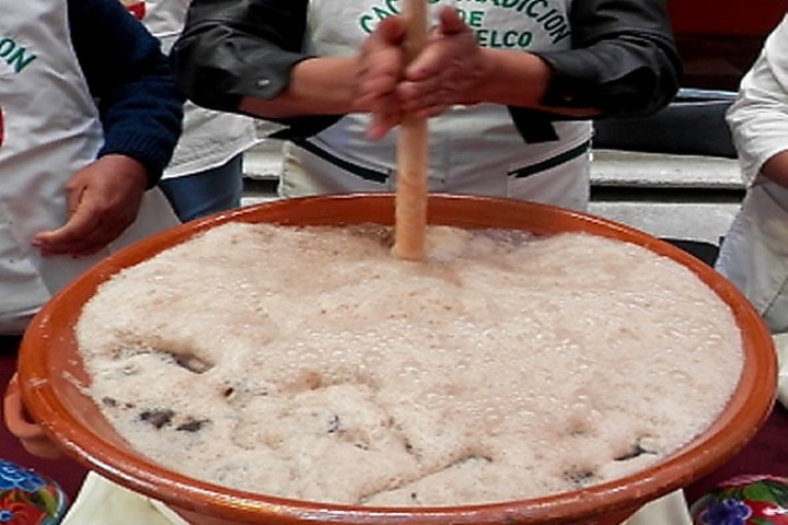 Así es cómo prepararan esta bebida que forma parte de la mixología de Puebla. Foto: Guía Poblana