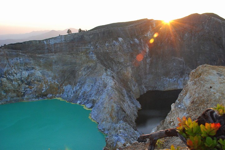 El sol es un complemento perfecto para ir a los lagos cambiantes del Volcán Kelimutu. Foto: Declerckjan