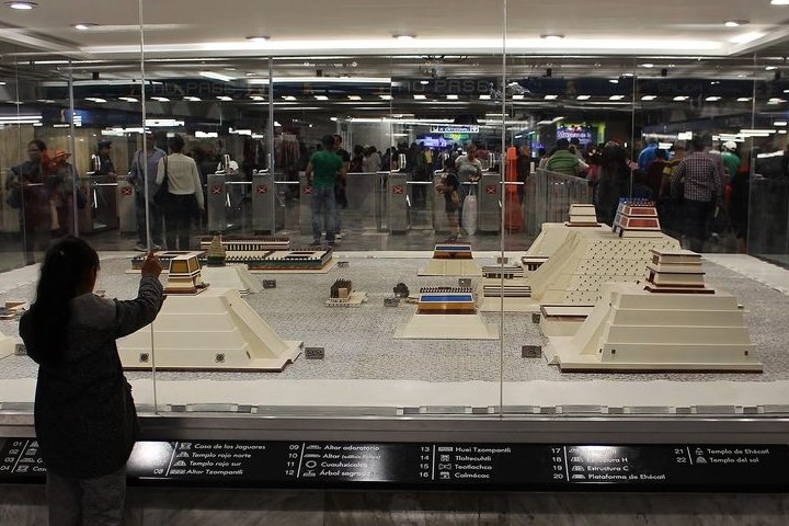 Exposición de maquetas del Zócalo en el Metro de CDMX. Foto: Mx City