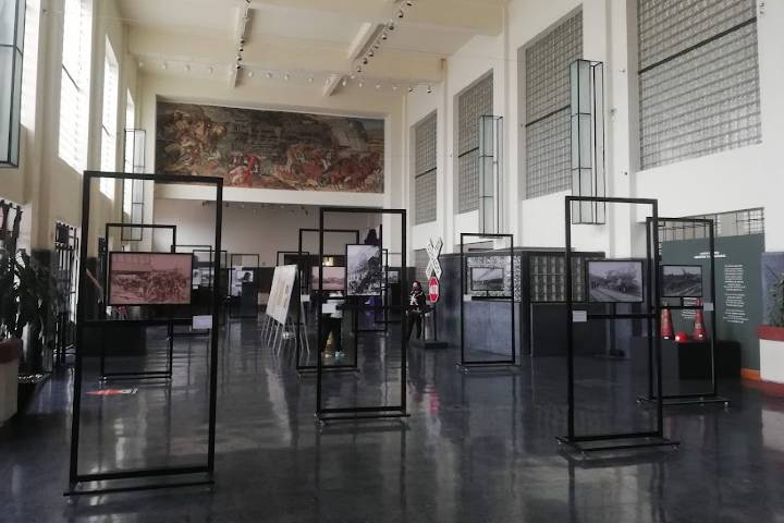 Interior del museo del ferrocarril y murales - Foto Luis Juárez J.