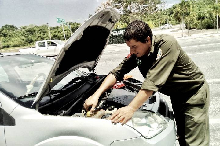Ángel Verdes auxiliando en mecánica automotriz