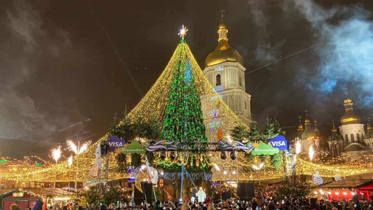 Colocar telarañas en los árboles de Navidad en Ucrania? | El Souvenir