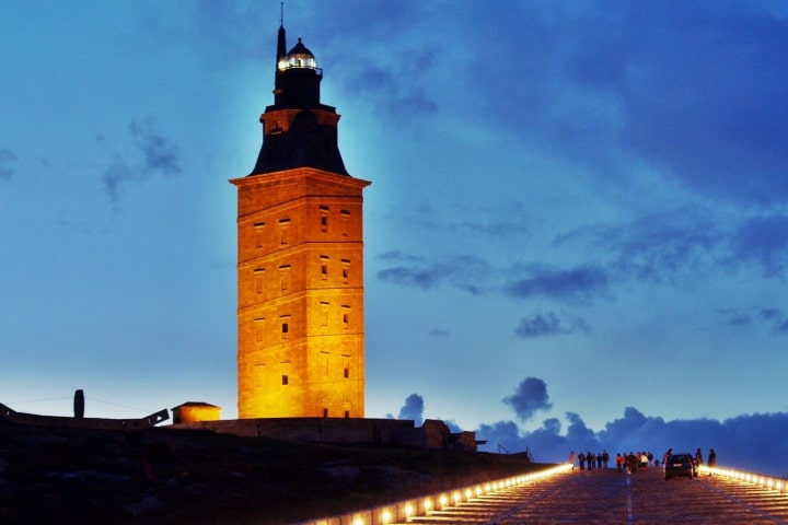 Torre de Hércules de Noche. Foto: Vivir con Magalegos