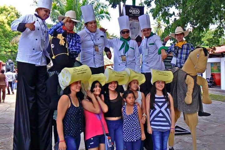 Familias en el Festival del Queso Artesanal 2023. Foto: Facebook