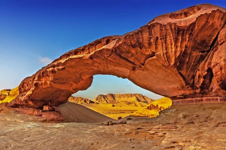 Formaciones rocosas en el desierto. Foto: Much Better Adventures