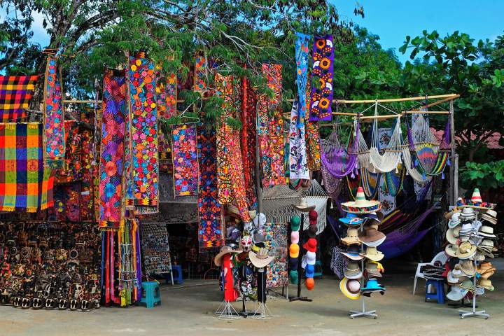 Tienda de Artesanías en Tulum. Un lugar que puedes conocer con Viva Aerobus. Foto: Web