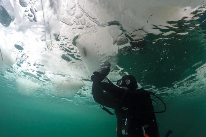 Buceo bajo el hielo en Suiza.