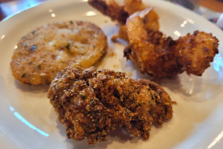 Cocodrilo Frito, Camarones al coco y jitomates fritos en Aunt Kates Restaurant