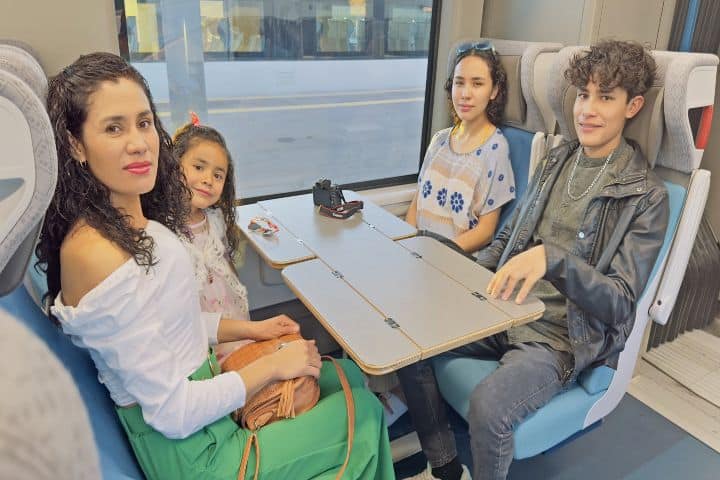 Familia en Tren Maya. Foto-Web